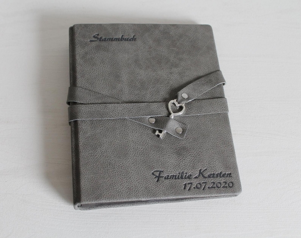 Stammbuch "Herz-Schlüssel" aus grauem Nappaleder,  DIN A5